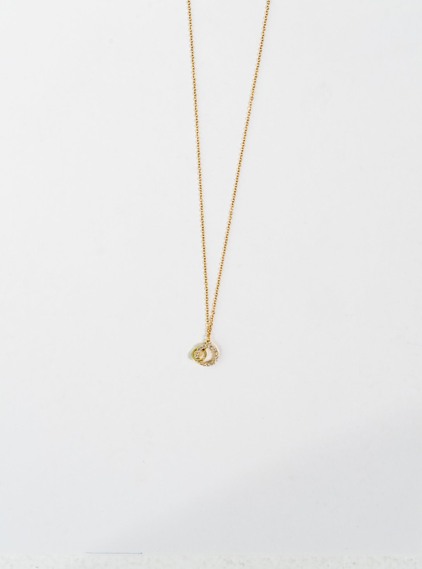 Opulent Gold Pendant Necklace with Sophisticated Charm