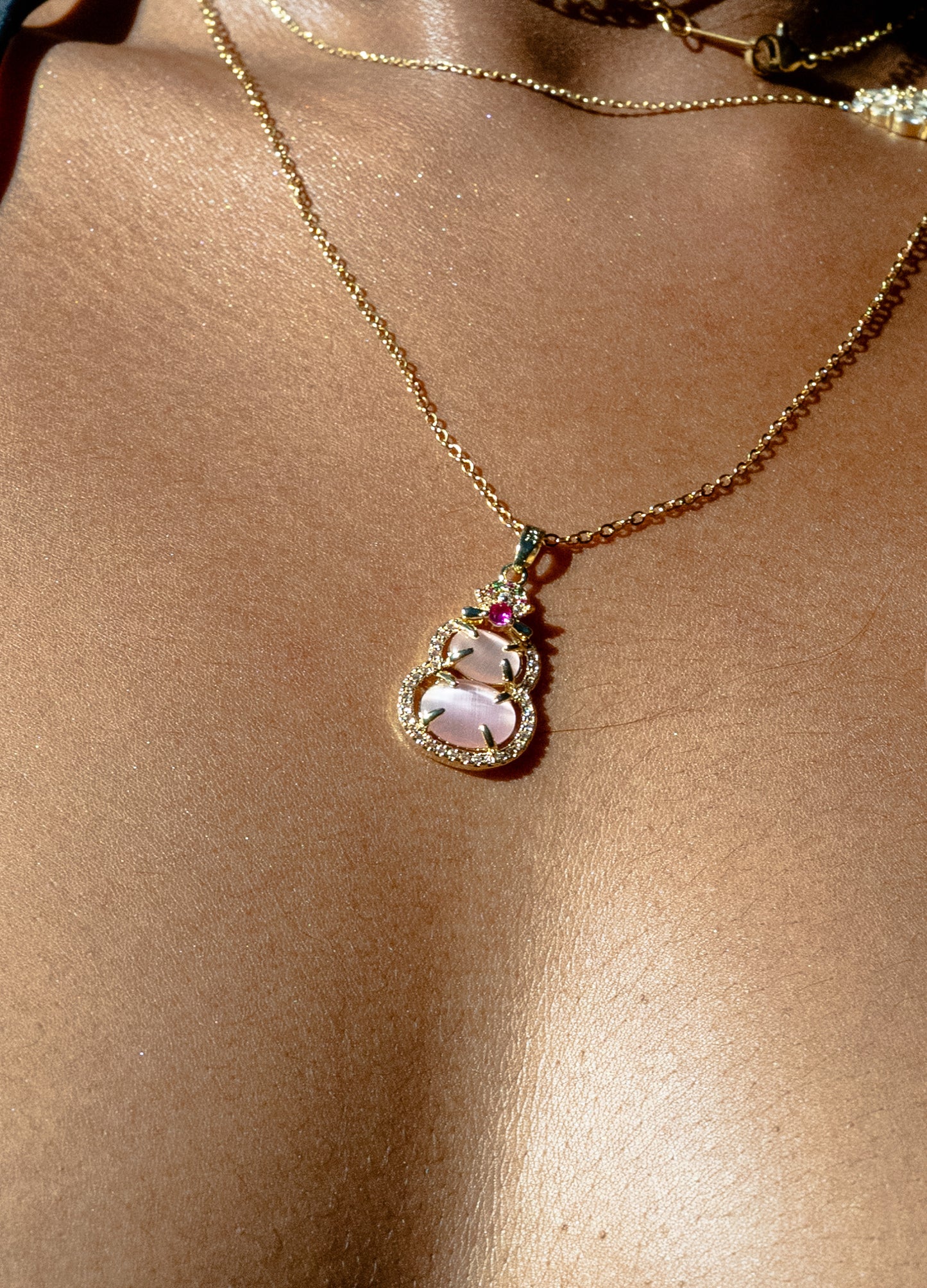 Elegant Gold Pendant Necklace with Sparkling Stone