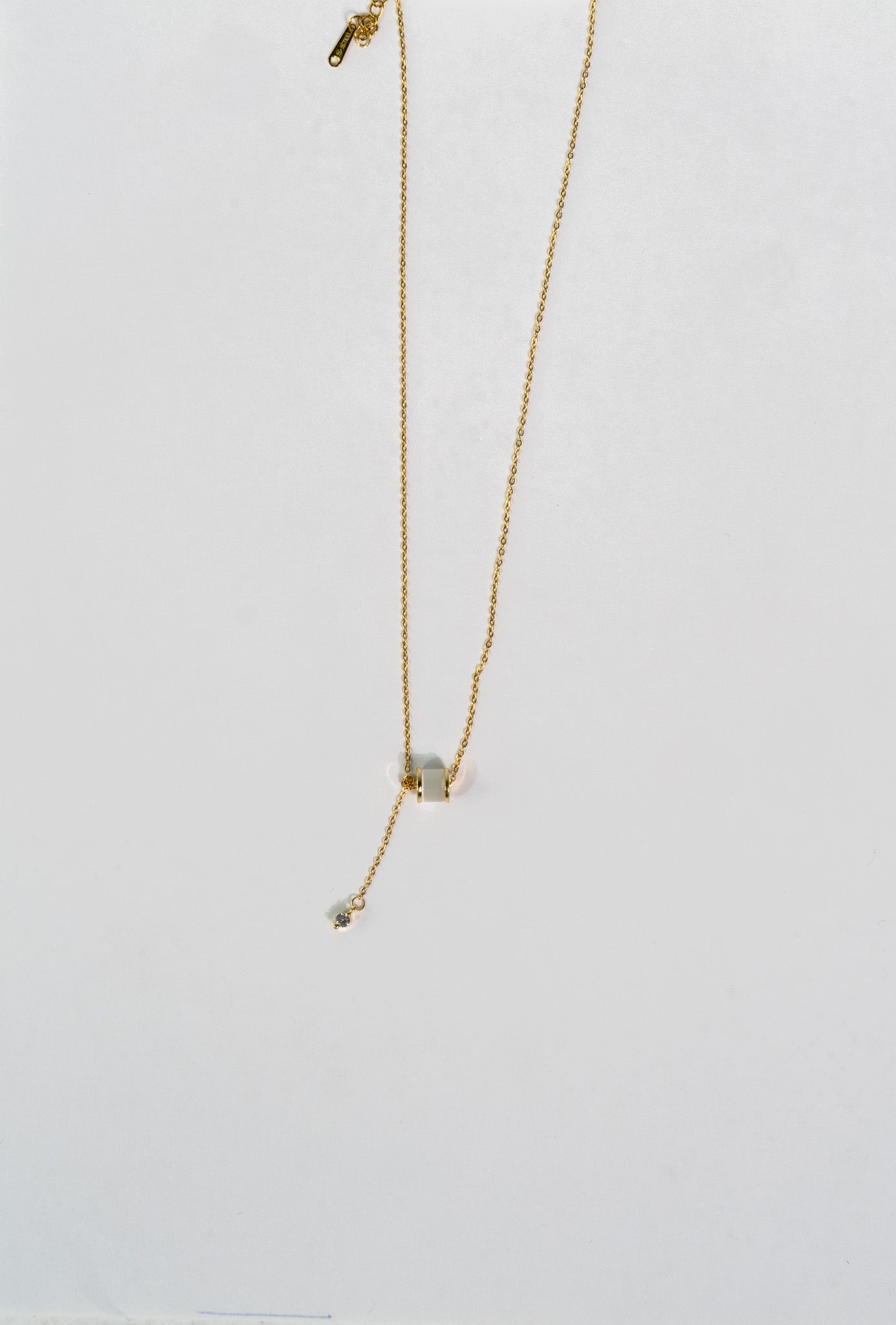 Elegant Gold Pendant Necklace with Sparkling Stone