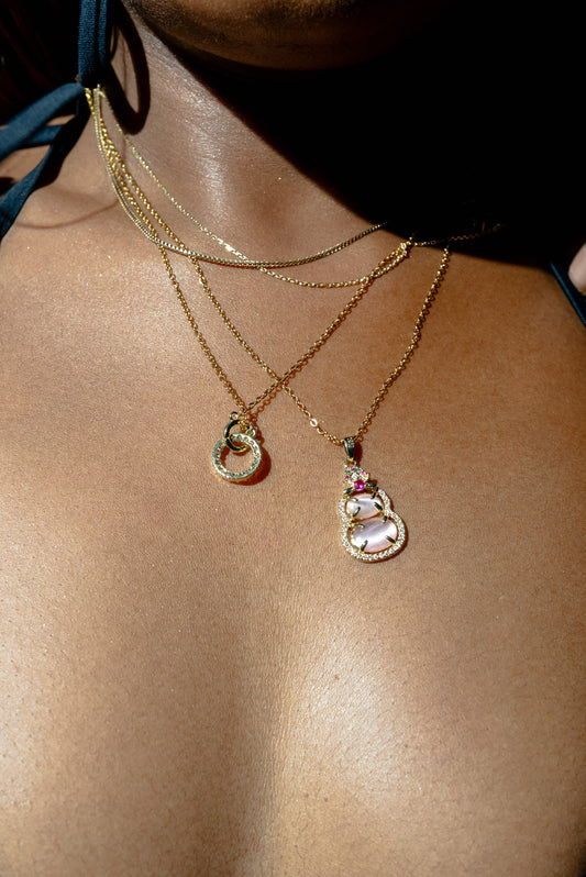Opulent Gold Pendant Necklace with Sophisticated Charm